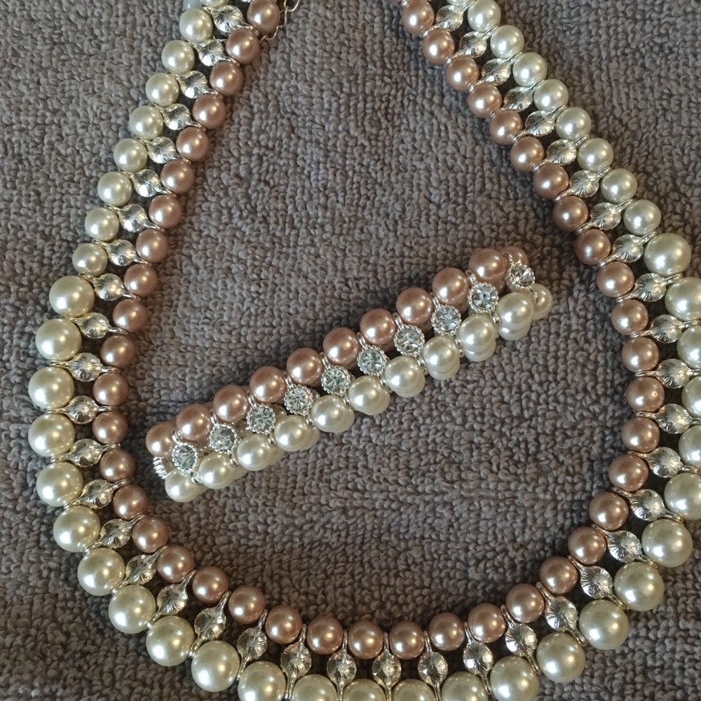 Necklace and bracelet set